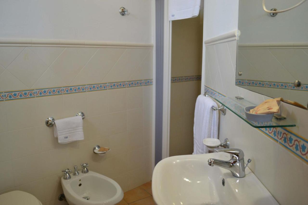 Hotel Cala Buguto Кустоначи Экстерьер фото