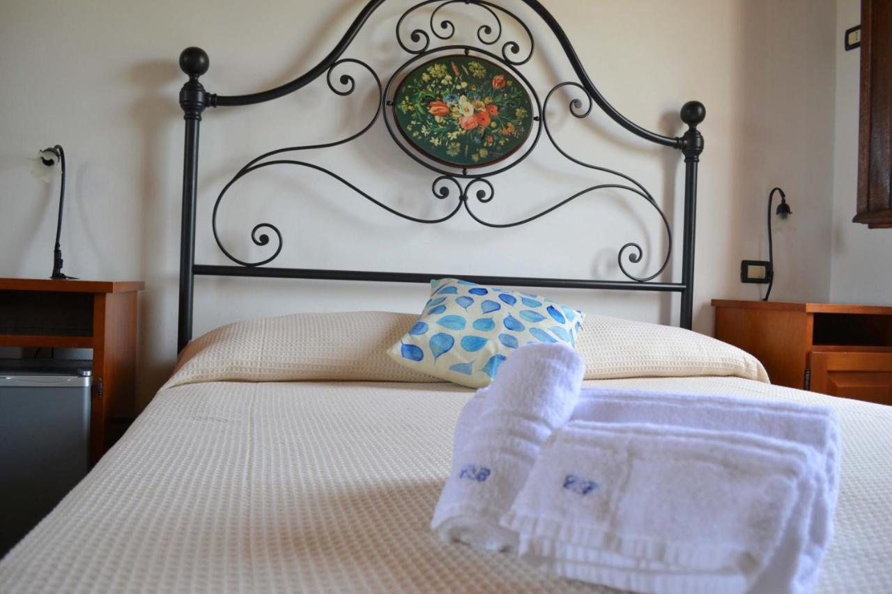 Hotel Cala Buguto Кустоначи Экстерьер фото