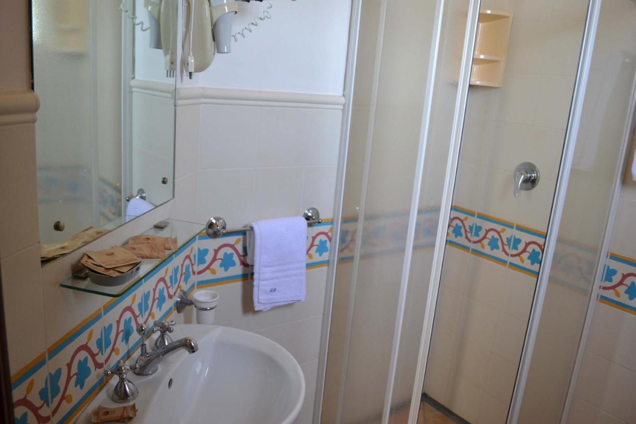 Hotel Cala Buguto Кустоначи Экстерьер фото